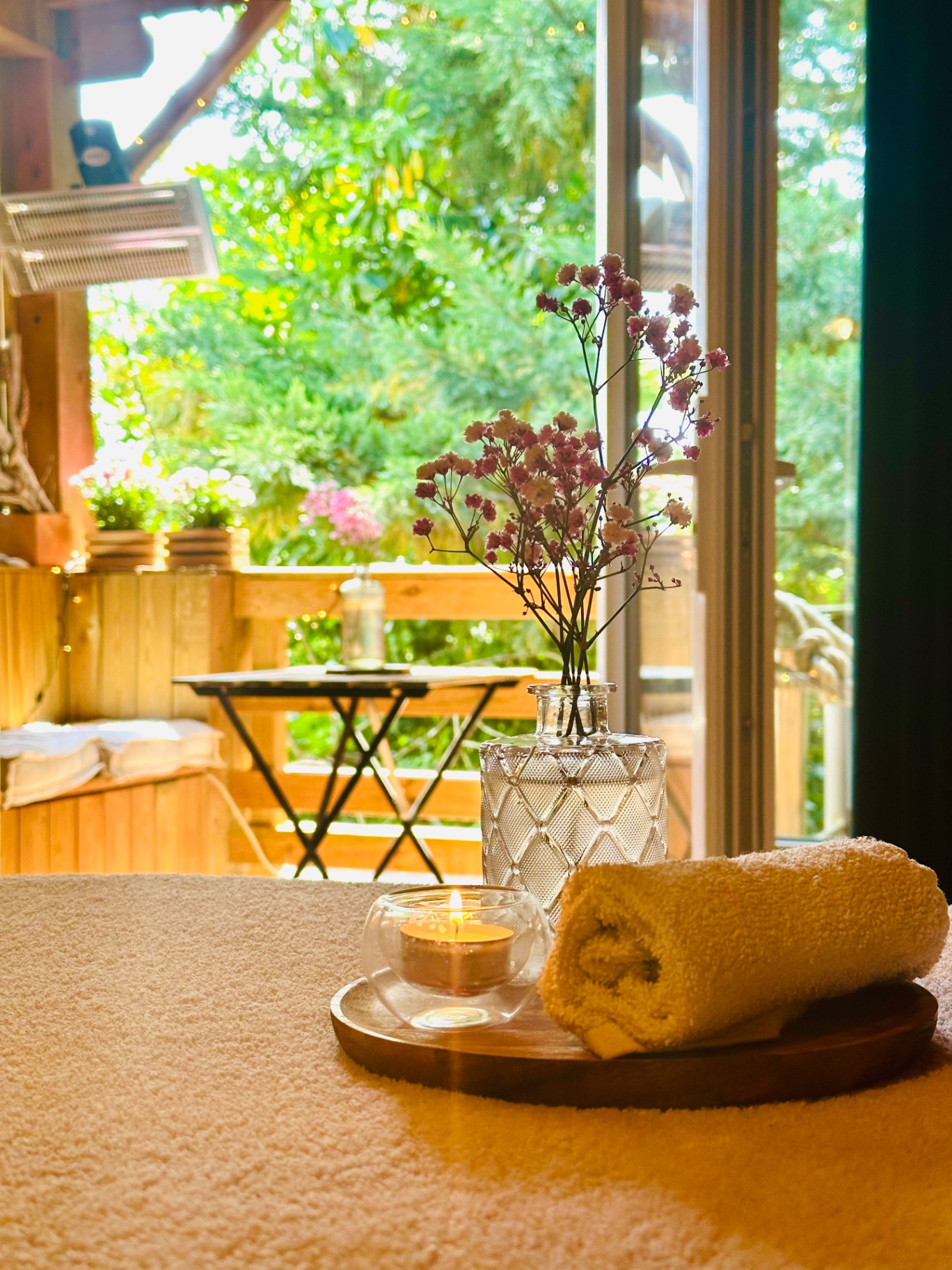 Cabine de soin du Chalet — bougie et linge